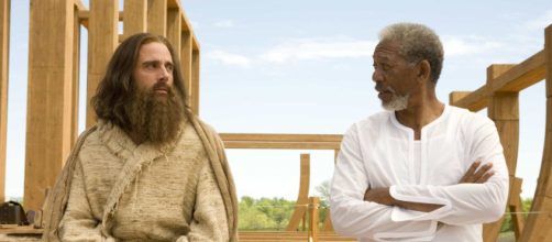 Morgan Freeman, &agrave; direita, como Deus em "A Volta do Todo Poderoso" (Reprodu&ccedil;&atilde;o/Universal Pictures) Filme A Volta do Todo Poderoso)