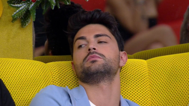 GF Vip, Davide viola il regolamento e l'autrice interviene furiosa: 'Subito in magazzino'.