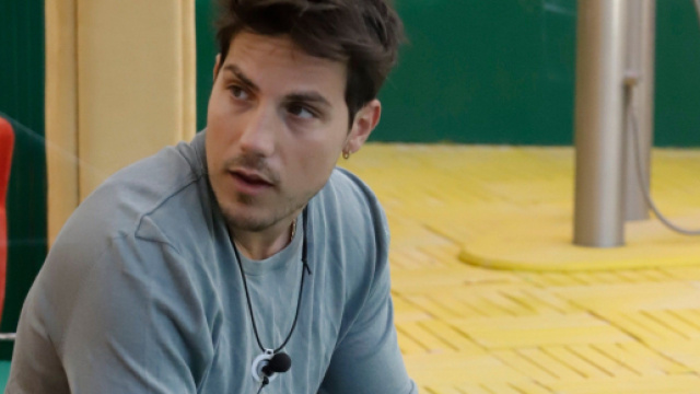 GFVip 7, Daniele ignora un aereo per lui e Oriana ma esulta per quello insieme a Nikita.