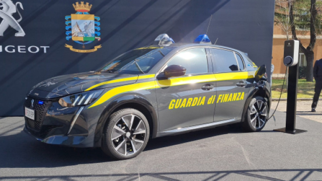 La guardia di finanza sta effettuando acquisizioni inerenti un'indagine della procura sulla cessione del Milan