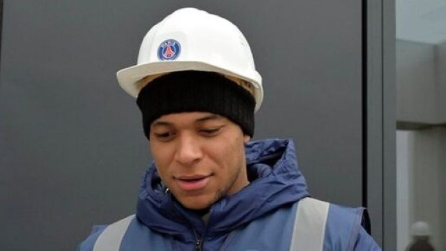 Kylian Mbapp&eacute; en tenue de chantier (capture Twitter PSG COMMUNITY)