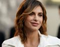 Moda e outfit, tendenze primavera 2023: cardigan cropped di Elisabetta Canalis e i jeans