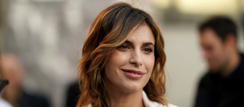 Moda e outfit, tendenze primavera 2023: cardigan cropped di Elisabetta Canalis e i jeans