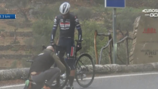 Ciclismo, Andrea Bagioli fermato da una foratura alla Challenge Maiorca.