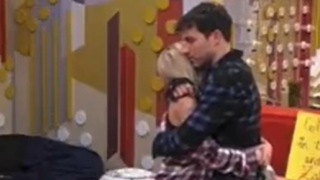 GFVip 7, Daniele stuzzica Oriana e nella notte arriva la pace (Clip).