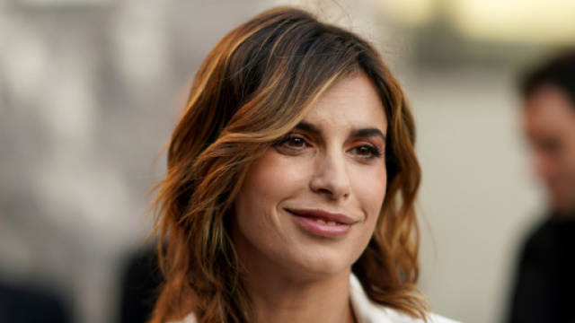 Moda e outfit, le tendenze della primavera 2023, i jeans a zampa di Monica Bellucci e il cardigan cropped di Elisabetta Canalis