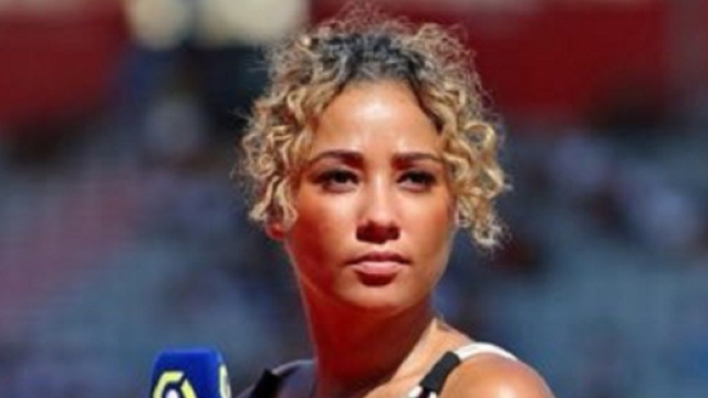 Virginie Sainsily au micro de Prime Video (capture Twitter officiel de Virginie Sainsily)