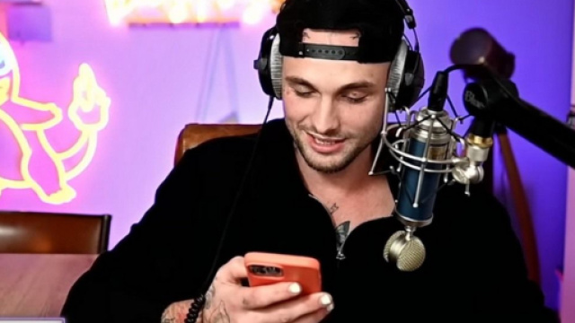 Julien Bert et M&eacute;lanie Dedigama accus&eacute;s d'arnaquer leur communaut&eacute; par Bastos : ils ont vendu un faux bisou sur MYM.