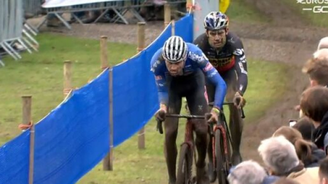 Mathieu Van der Poel e Wout van Aert impegnati nel ciclocross di Herentals