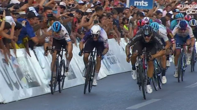 Ciclismo, Fabio Jakobsen colpito da uno spettatore alla Vuelta a San Juan.
