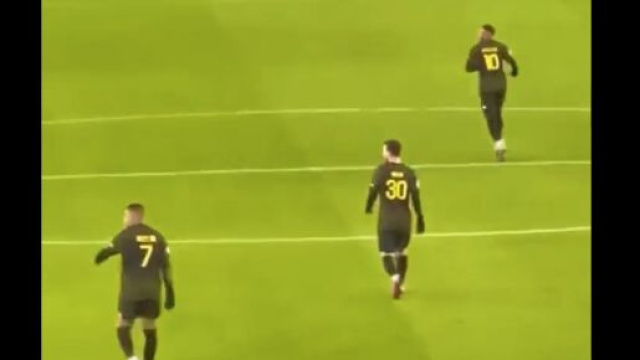 Un replacement d&eacute;fensif qui laisse &agrave; d&eacute;sirer pour Mbapp&eacute; et Messi (screenshot Twitter - @HRivayrand)