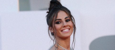 Moda e outfit tendenze primavera 2023: i pantaloni cargo di Giulia De Lellis e gonna tubino