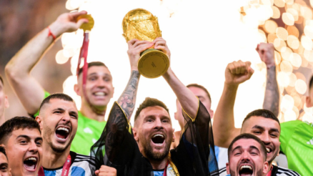 Messi plus heureux que jamais apr&egrave;s son sacre au Mondial au Qatar. (screenshot Twitter - @ActuFoot_)