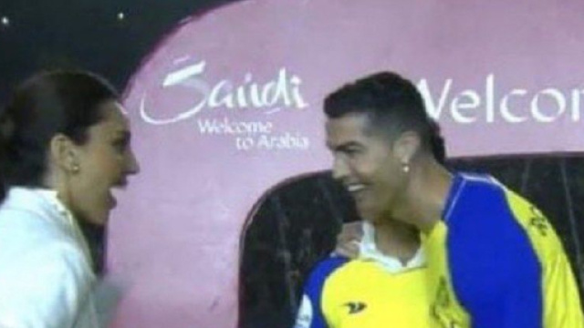 Cristiano Ronaldo un peu trop intime avec une journaliste, Georgina lance un regard noir (capture YouTube)