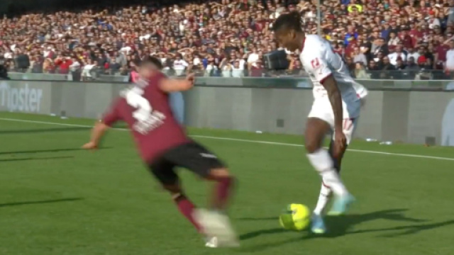 Le geste technique magnifique de Leao contre la Salernita agite la Toile. (cr&eacute;dit Twitter BeIN Sports)