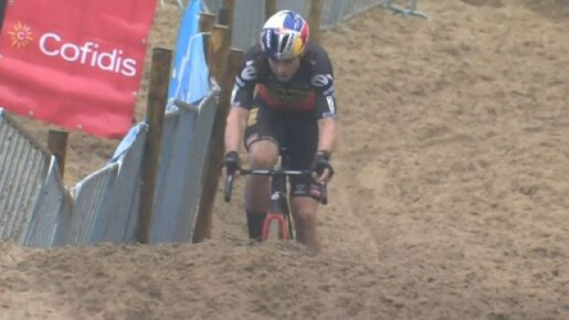 Ciclocross, Wout van Aert al comando della corsa di Koksijde.