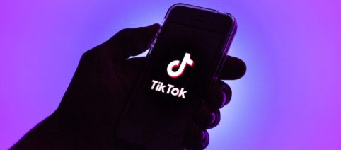 TikTok agora permite que usuários marquem filmes e programas de TV em seus vídeos