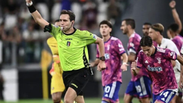 Nella foto l'annullamento del gol di Milik in Juventus-Salernitana.