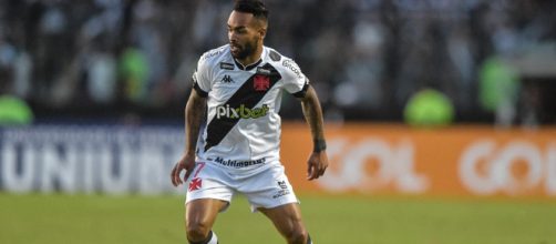 Alex Teixeira pode seguir no Vasco. (Arquivo/Blasting News)
