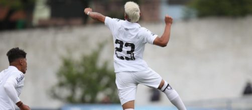 Patati marca e homenageia Pel&eacute; (Reprodu&ccedil;&atilde;o/Twitter/@santosFC).