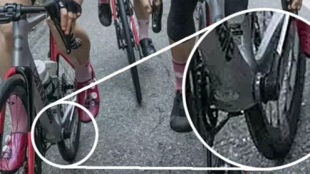 Ciclismo, i corridori della EF in allenamento con la bicicletta Cannondale SuperSix Evo 4