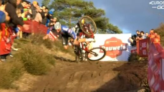 La caduta di Mathieu Van der Poel nella gara di ciclocross di Zonhoven.