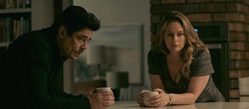 Benicio del Toro e Alicia Silverstone em cena de 'Camale&otilde;es' (Divulga&ccedil;&atilde;o/Netflix)