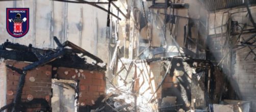 Los bomberos buscan m&aacute;s v&iacute;ctimas entre los escombros (X, @BomberosMurcia)