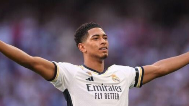 Jude Bellingham r&eacute;gale du c&ocirc;t&eacute; du Real Madrid malgr&eacute; l'int&eacute;r&ecirc;t du PSG. (cr&eacute;dit Twitter - @AlbxrtoHeat)