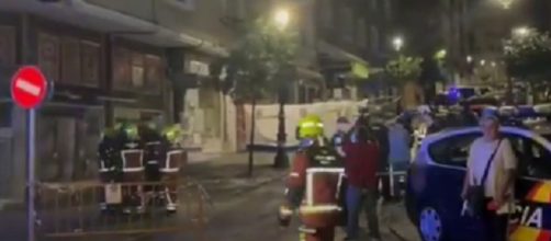 La Polic&iacute;a Cient&iacute;fica ha acordonado la zona en Vigo para comenzar las pesquisas (Captura de pantalla de Telecinco)