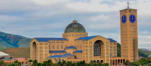Feriado de Nossa Senhora Aparecida: devotos e romeiros na rodovia motivados pela fé