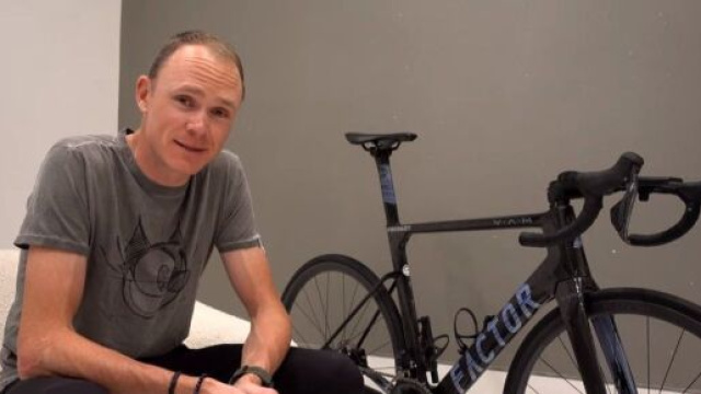 Ciclismo, Chris Froome con la sua bici Factor montata con i freni a disco.