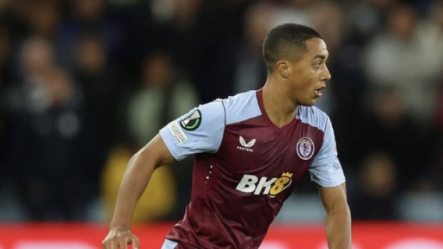 In foto Youri Tielemans, centrocampista dell'Aston Villa.