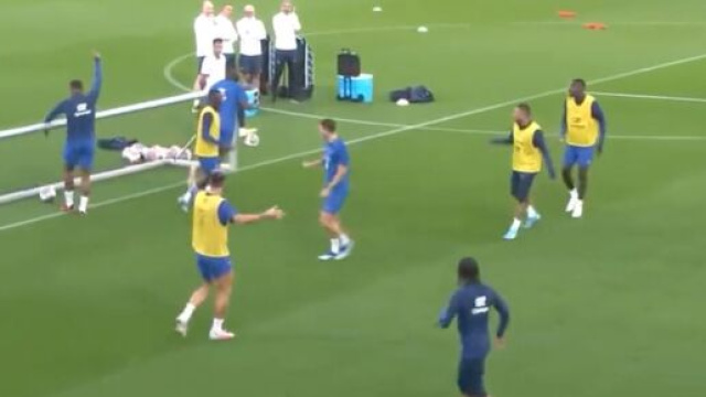 Mbapp&eacute; amus&eacute; par le comportement de Demb&eacute;l&eacute; &agrave; l'entrainement. (screenshot Twitter - @hbibissam)