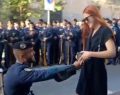 Un militar le pide matrimonio a su novia momentos antes del desfile del 12 de octubre (Vídeo)