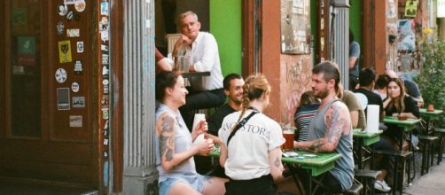 Sair para almo&ccedil;ar nos restaurantes das capitais: pre&ccedil;o das refei&ccedil;&otilde;es &eacute; mais elevado no Sudeste do Brasil (Reprodu&ccedil;&atilde;o/Pexels)