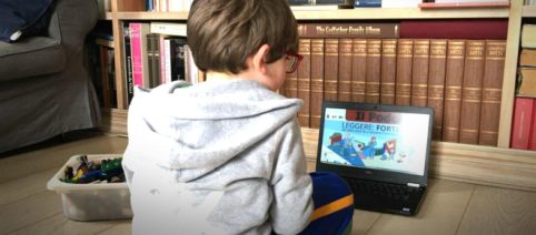 Bambini e digitale, secondo i pediatri bisogna evitare l'uso degli strumenti digitali fino ai 9 anni