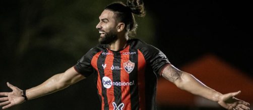 L&eacute;o Gamalho fez o primeiro gol do Vit&oacute;ria (Reprodu&ccedil;&atilde;o/Facebook/ecvitoria)