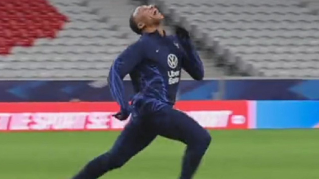 Kylian Mbapp&eacute; jubile (capture Twitter @ActuFoot_)