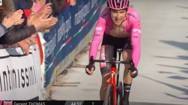 Geraint Thomas nella scalata al Monte Lussari del Giro d'Italia.