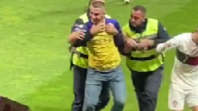 Un fan blesse Cristiano Ronaldo (capture Twitter @hellfootball_)