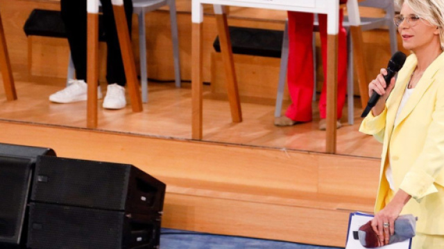 Maria De Filippi nello studio di Amici.