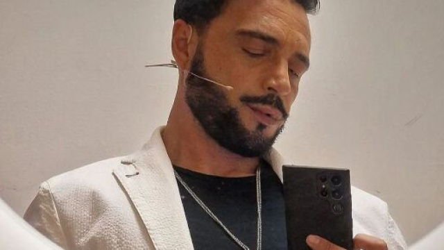 Uomini e donne, Armando fuori dal cast e scoppia il caos: 'Maria l'ha punito, &egrave; ingiusto'.