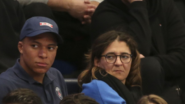 Kylian Mbapp&eacute; et sa maman (capture Twitter @panams75)