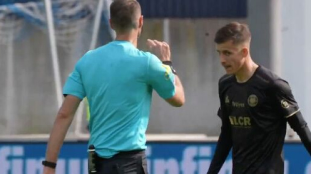 L'arbitre de Troyes-ASSE &eacute;quip&eacute; d'un micro samedi dernier. (screenshot Twitter - @beinsports_FR)