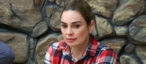 'A Fazenda 15': após expulsão de Sheherazade, web e Bia Miranda prestam apoio a jornalista