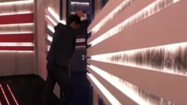 GF, Garibaldi scoppia a piangere dopo l'eliminazione di Samira Lui.