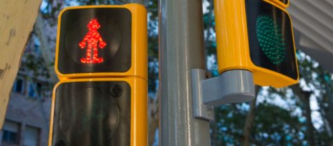 Barcelona homenajea al dibujante Francisco Ibáñez con semáforos de Mortadelo y Filemón