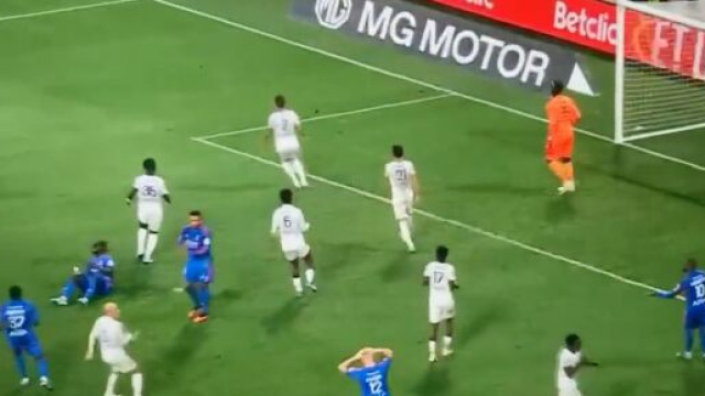 Mama Bald&eacute; auteur d'un gros rat&eacute; en fin de rencontre avec l'OL. (screenshot Twitter @Prime Video)