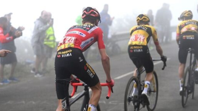 Ciclismo, Sepp Kuss sull'Angliru dietro a Roglic e Vingegaard.